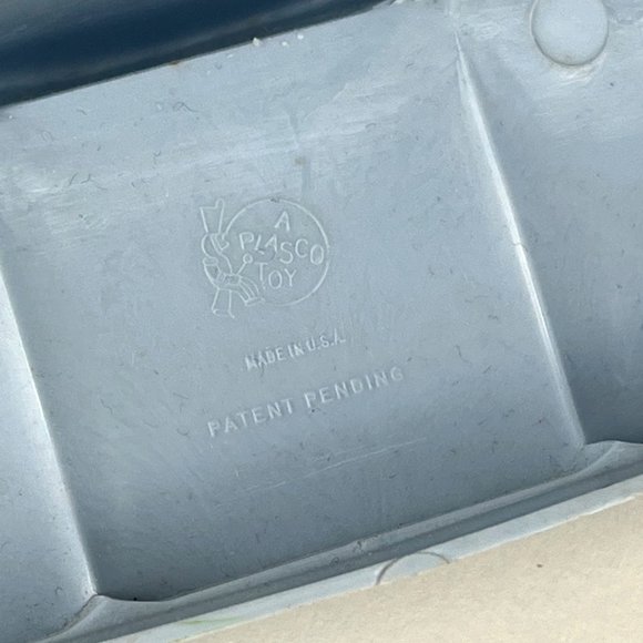 Vintage Lot Miscellaneous Plastic Dollhouse Furniture 9-Pc. - Picture 4 of 6